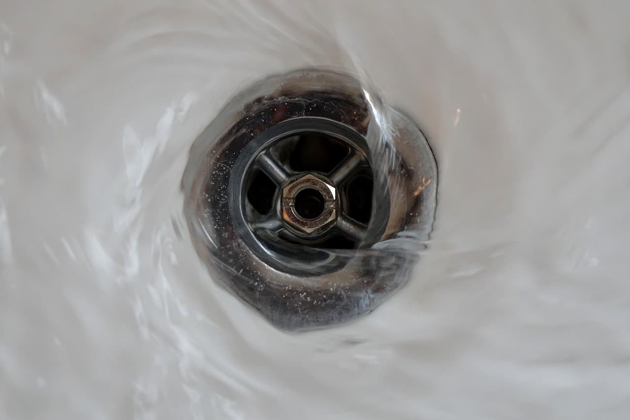 Agua bajando por el desagüe de un lavabo