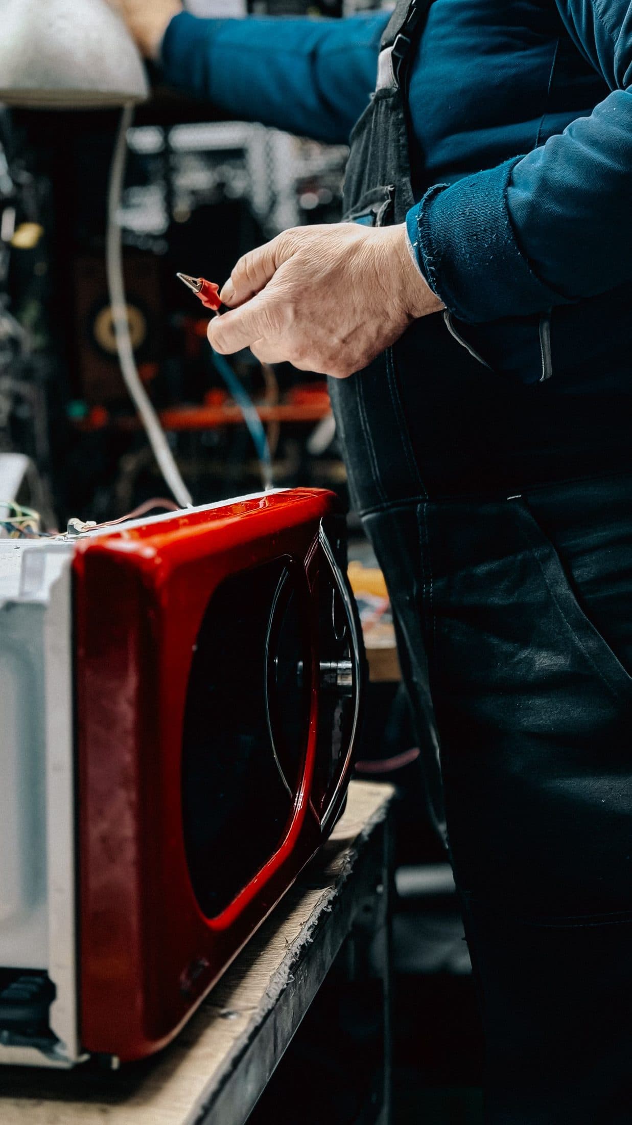 Técnico reparando un electrodoméstico