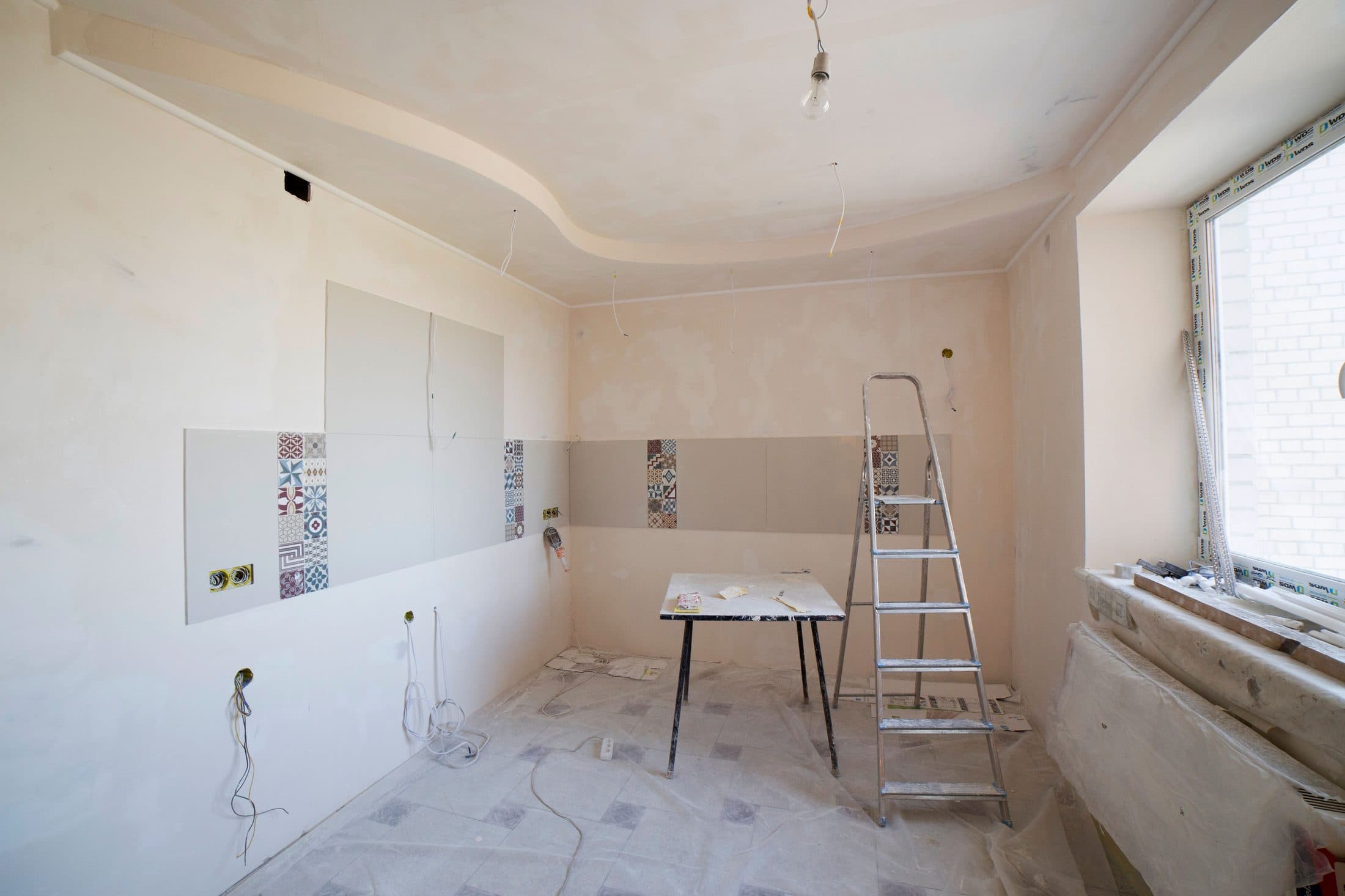 Profesional trabajando en la renovación de un espacio interior